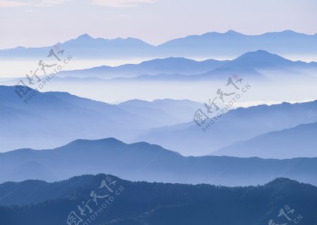 云雾高山图片