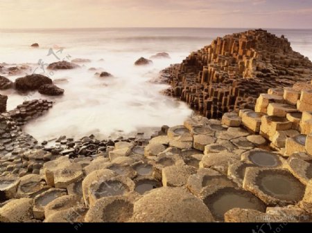 海水撞击六棱柱岩石群图片
