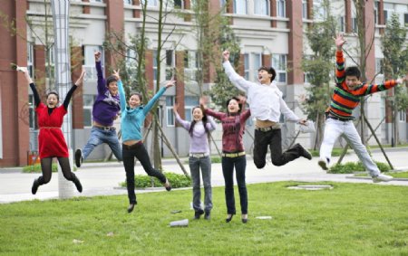 草地上欢呼的学生图片