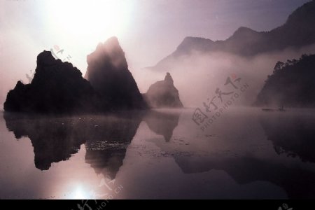 漂亮的山水剪影图片