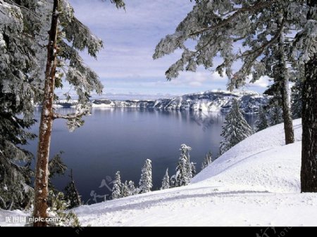 山湖雪景图片