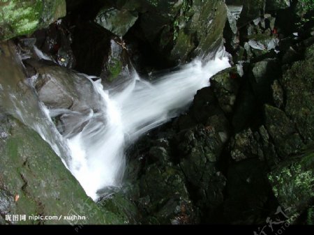 山水瀑布图片