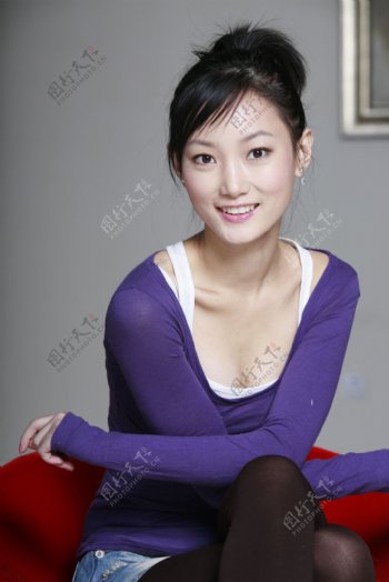 紫色衣服女人高清图片