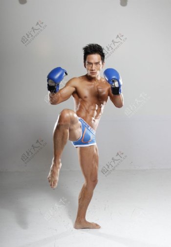 身材一级棒的肌肉男练拳击图片