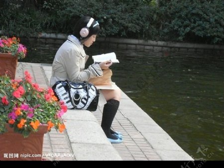 湖边看书的姑娘图片