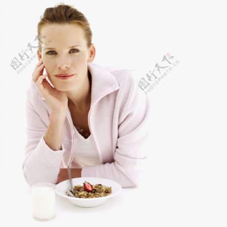 吃营养早餐的女人图片