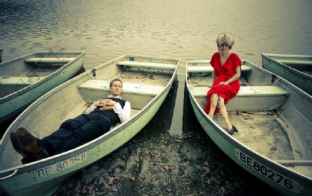 情侣坐在小船上游玩图片