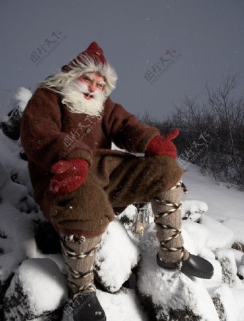 坐在雪地上的圣诞老人图片