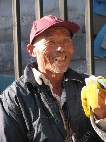 吃香蕉的老人图片