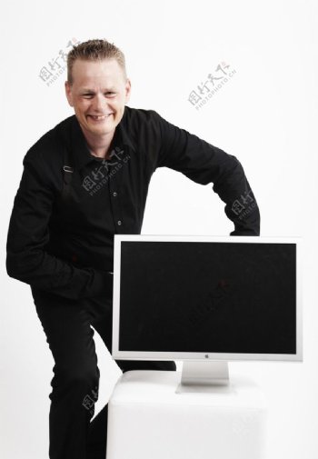电脑显示器和男人图片