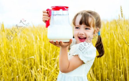 麦地里手拿水壶快乐的小女孩图片