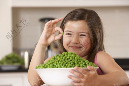 吃豆制品的小女孩图片