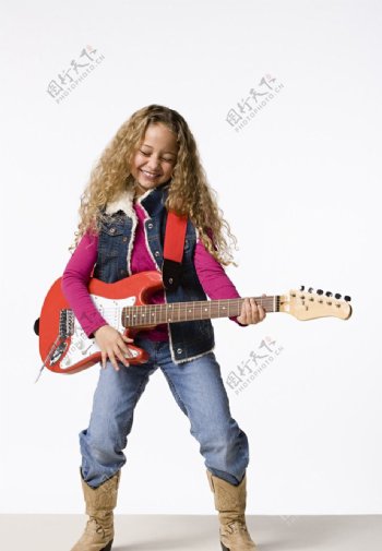 弹吉他的小女孩图片