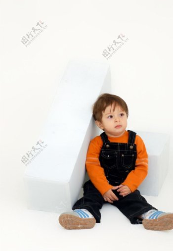 蹲坐的小男孩图片