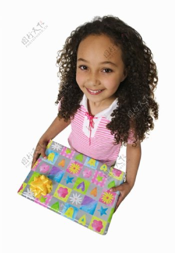 拿着礼盒的漂亮小女孩图片
