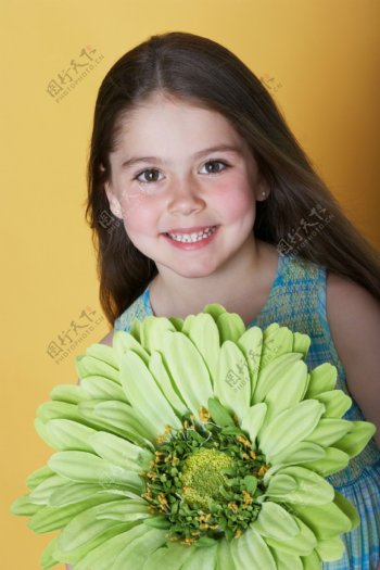 鲜花后的可爱小女孩图片