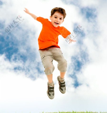 小男孩跳跃跳动运动高兴开心小孩图片