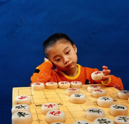 下棋的儿童图片