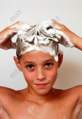 正在洗头的男孩图片