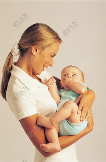 护士抱婴儿图片