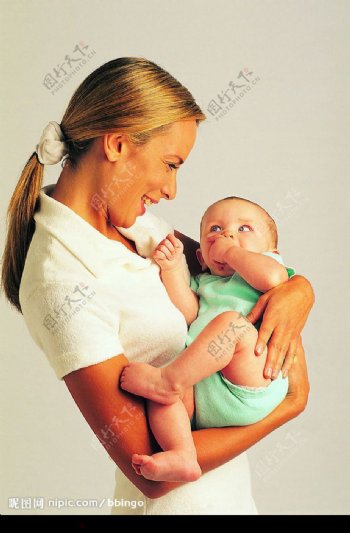 护士抱婴儿图片