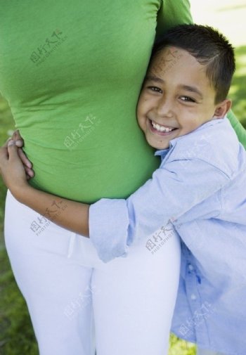 抱住母亲的小男孩图片