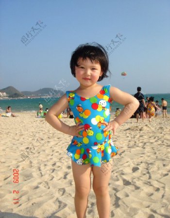 沙滩可爱小女孩子靓照图片