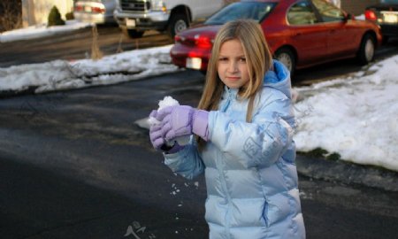 打雪仗的小女孩图片