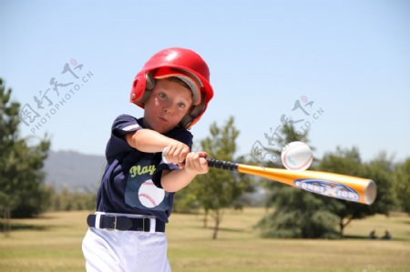 打棒球的小男孩图片