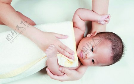 宝宝在洗澡宝宝洗澡图片