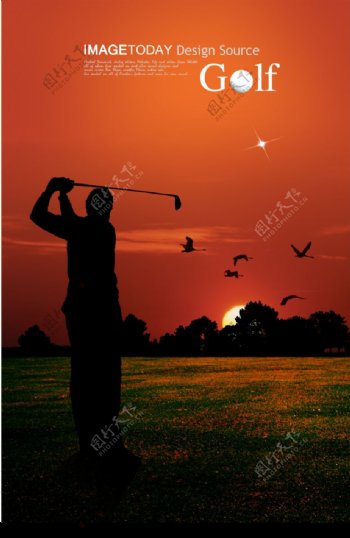 夕下打高尔夫球图片