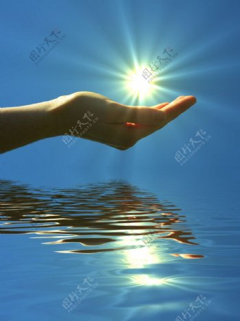 水面上捧着阳光的手势图片