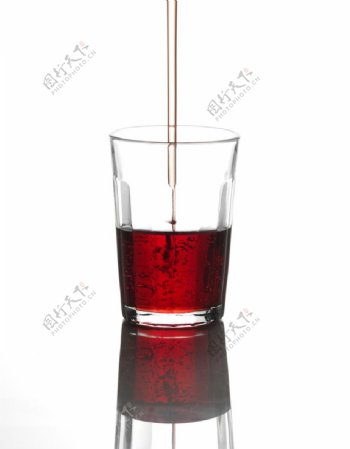 一杯饮料水珠水滴水柱图片