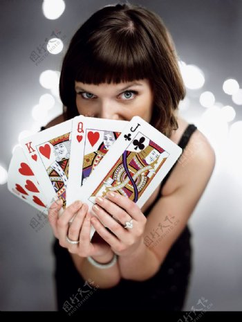 展示扑克的美女图片