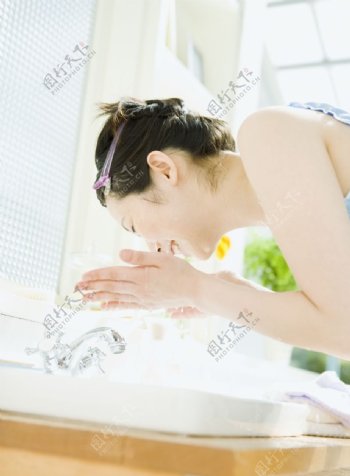 女性轻松淋浴0323