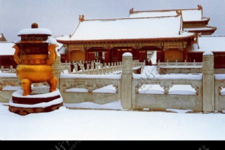 乾清宫铜香炉雪景