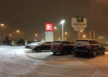 雪夜停车场