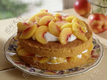 黄桃水果蛋糕摄影图