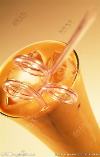玻璃杯里的黄色饮料和弯曲的吸管