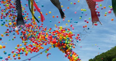 彩色气球散落天空