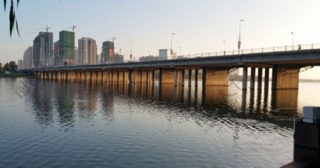城市河水桥