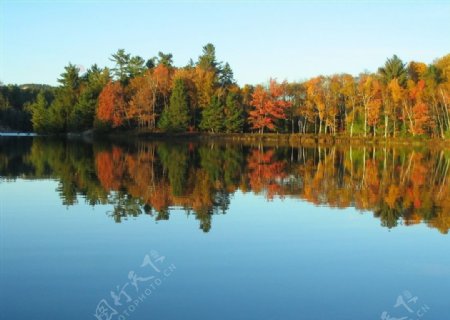秋天安静的湖泊