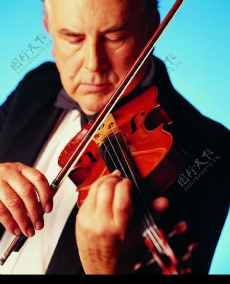 拉小提琴的绅士