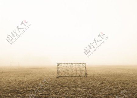 足球孤独荒芜衰败