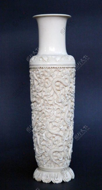 雕花白瓷瓶