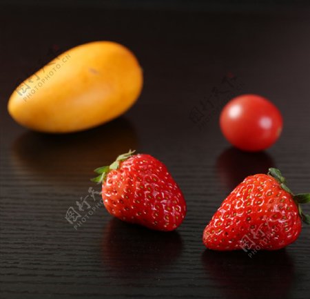 黑色桌上的水果