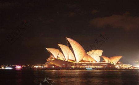 悉尼灯光展里的歌剧院