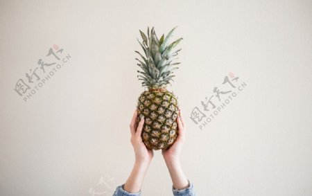 手举菠萝摄影