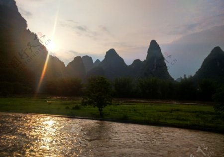 桂林阳光照耀下的群山