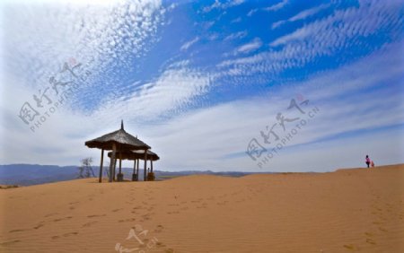 宁夏沙坡头蓝天白云与金色的沙漠